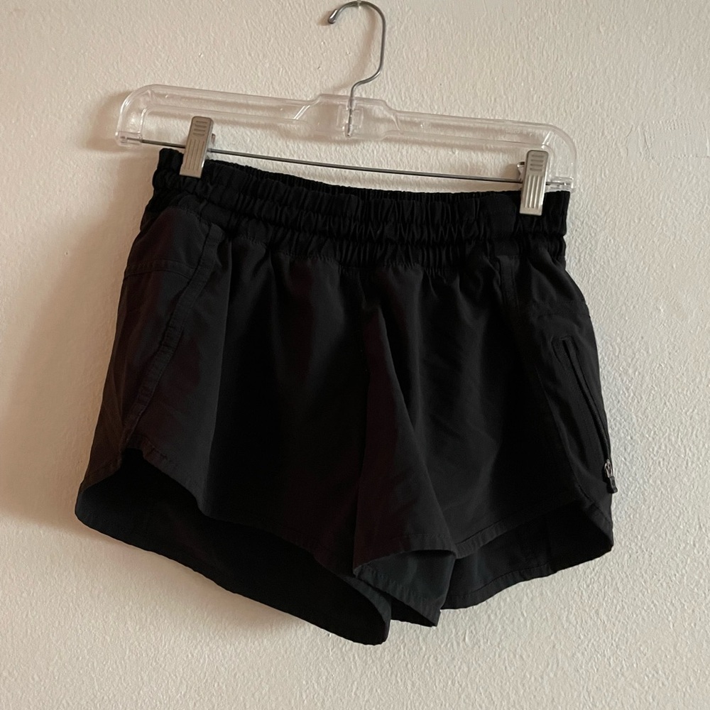 Lululemon athletica black short shorts with side zip pocket